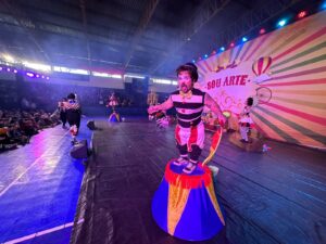 Palhaços Cantores do Sou Arte encantam crianças de Ubiratã com espetáculo educativo e acessível