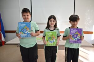Estudantes de escolas integrais recebem material didático para a disciplina de educação ambiental