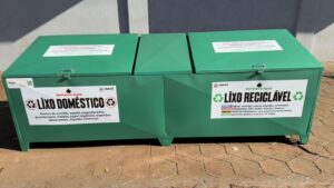 Novas caçambas de lixo são instaladas para melhorar o descarte e a limpeza urbana em Ubiratã